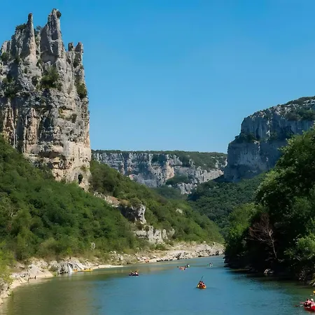 Des Vignes Piscine & Clim Вилла Салава